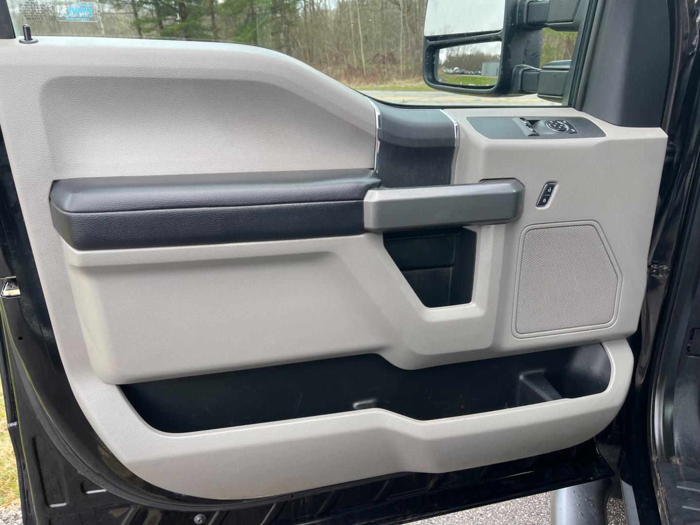2017 Black /Gray Ford F-250 SD XLT Reg Cab 4WD (1FTBF2B69HE) with an 6.2L V8 OHV 16V FFV engine, 6-Speed Automatic transmission, located at 11115 Chardon Rd. , Chardon, OH, 44024, (440) 214-9705, 41.580246, -81.241943 - This 2017 Ford F-250 XLT Reg Cab is a capable heavy-duty truck equipped with a powerful 6.2L V8 engine, paired with a 6-speed automatic transmission and 3.73 gearing. It features daytime running lights, dusk-sensing headlights, a backup camera, backup sensors, and a snow plow package. This truck boa - Photo#17